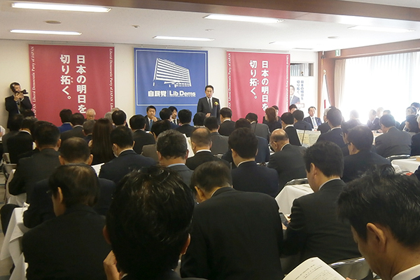 「次の新たな思い切った対策を考えていかなければならない」と話す岸田自民政調会長。11日の会合で