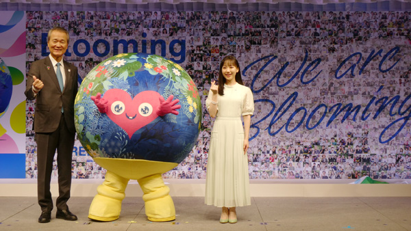 背景は「開催500日前記念グラフィック」。写真は左から、筒井義信会長、「トゥンクトゥンク」、芦田愛菜さん。