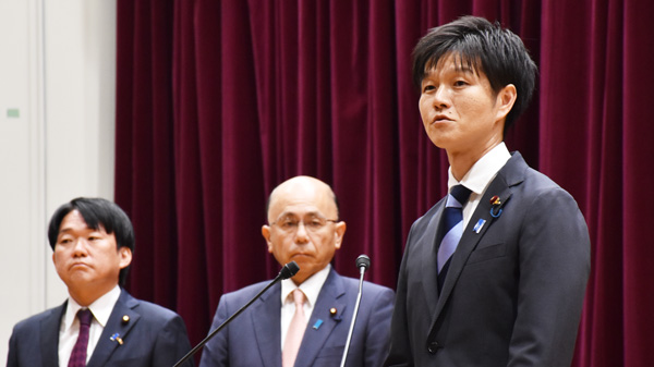 現農水省講堂で訓示する鈴木農相。根本幸典、山下雄平両副大臣、広瀬健、山本啓介両大臣政務官も同席しそれぞれ就任挨拶を行った。
