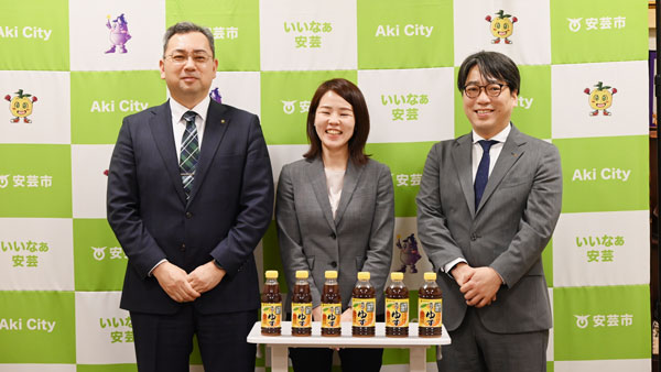 ユズ産地振興で協定を締結した安芸市の西内直彦市長（左）、安芸市へ派遣予定のミツカン社員で藤澤奈津子氏（中央）、ミツカンの槇亮次社長