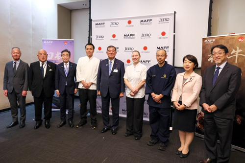 石破総理一行と現地料理人 （提供：内閣広報室）