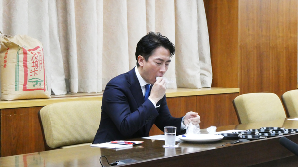 試食する小泉農相