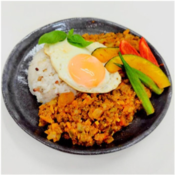 ゴールド賞を受賞した⿅⾁ミンチ使⽤のキーマカレー「おかわりシカたなしカレー」