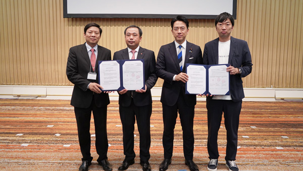 Green Carbonと農業環境研究所（IAE）との覚書（MOU）締結。左から、Director general, IAE　Dr.Mai Van Trinh、ベトナムのタン農業環境相、小泉農林水産大臣、Green Carbonの大北潤代表