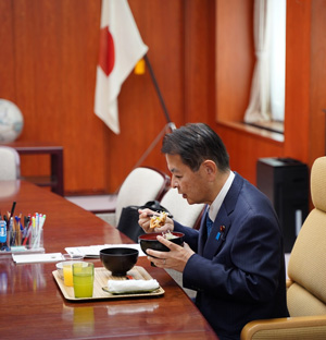 「ノウフク豚丼セット」を試食する宮下農水大臣