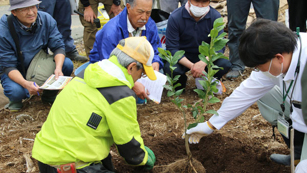 レモン栽培について説明を受ける参加者ら（10日、磐田市藤上原）