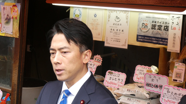 視察を終えて質問に答える小泉農相