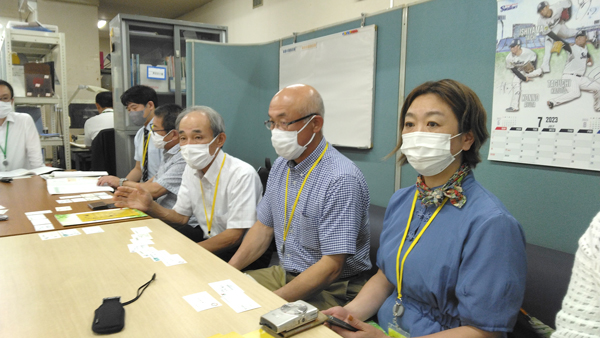 会見する長谷川会長（中央）ら。