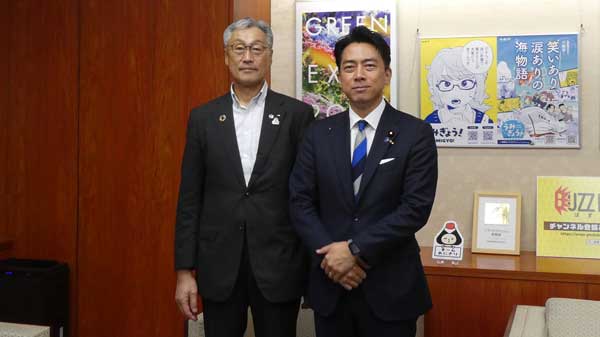 小泉農相（右）と小松会長