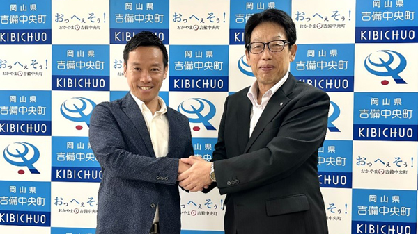泉大津市の南出賢一市長（左）と吉備中央町の山本雅則町長