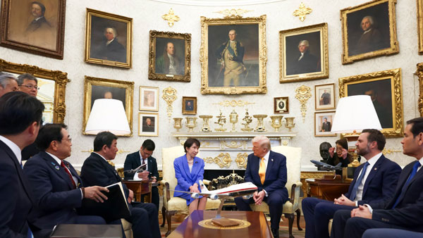 日米首脳会談に臨む高市早苗首相（左）とトランプ米大統領。3月18日＝現地時間（首相官邸HPより）