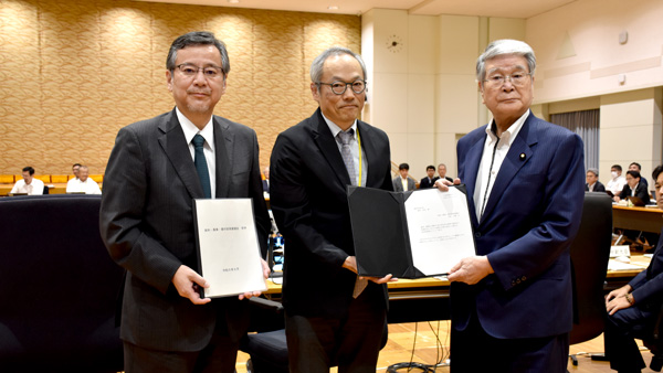 右から野村農相、大橋会長、中嶋部会長