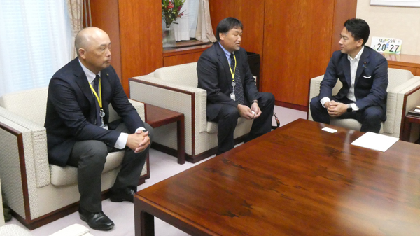 要請する小泉代表と橋本社長