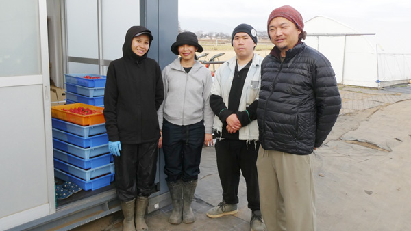 ふしちゃんファームのスタッフと伏田氏（右）