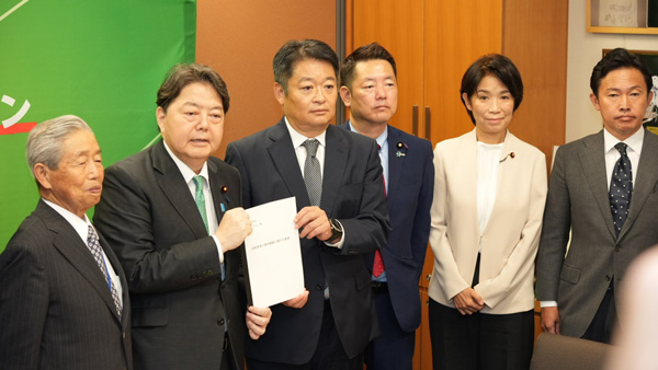 林内閣官房長官（左から2人目）に要請書を渡す長崎知事（同3人目）ら（9月26日、衆議院議員会館）