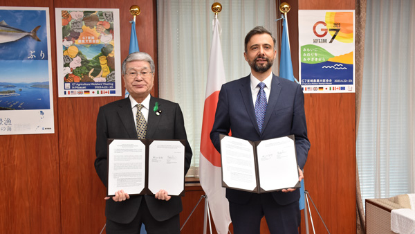 野村農相（左）とアバロ・ラリオ総裁