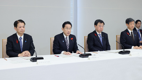 官邸の会合。岸田首相と宮下農相