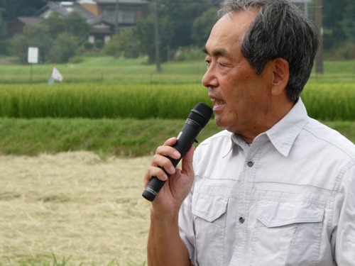 水田の抑草方法を説明する矢澤さん