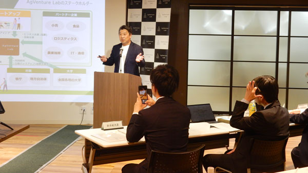 スタートアップ企業の現状を語る荻野委員と聞く鈴木副大臣