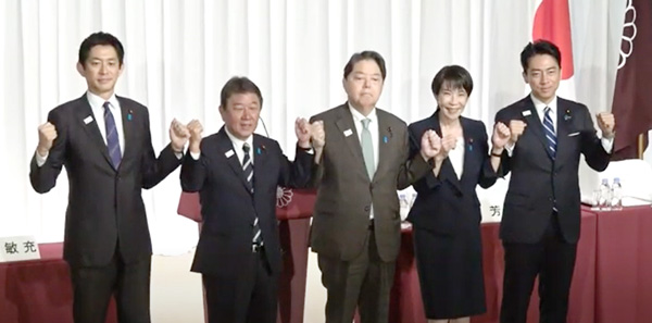 拳を握る自民党総裁選候補者ら。左から小林鷹之元経済安保相、茂木敏充前幹事長、林芳正官房長官、高市早苗前経済安保相、小泉進次郎農相