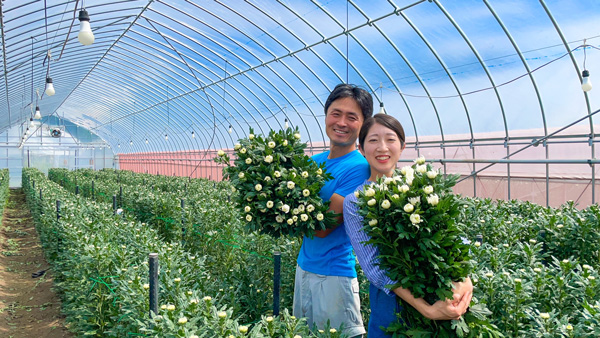 ゲストスピーカーで菊農家の鈴木紘平さん（左）