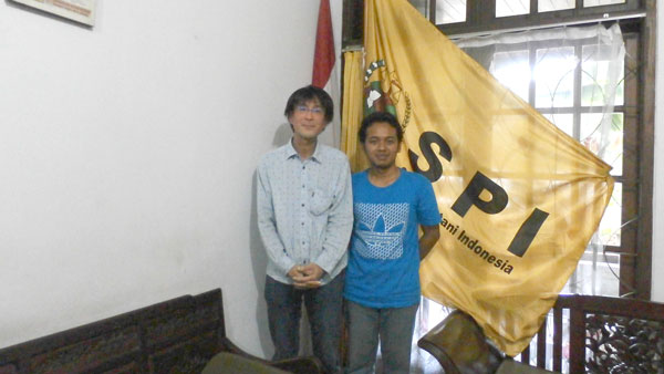 インドネシアの農民組合運動_SPIへのインタビュー後、ブルワント氏と※明るくしてくださいs.jpg