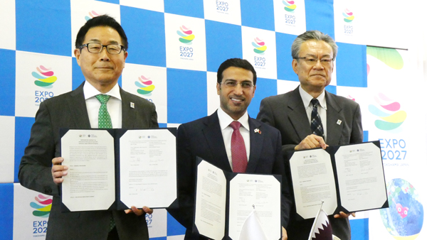 調印を終えて（左から越川政府委員、アルマッリ大使、河村事務総長）