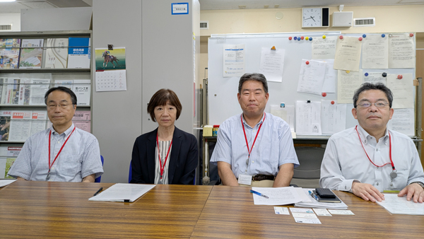 声明文を出した委員有志。左から飯國芳明氏、榊田みどり氏、図司直也氏、橋口卓也氏
