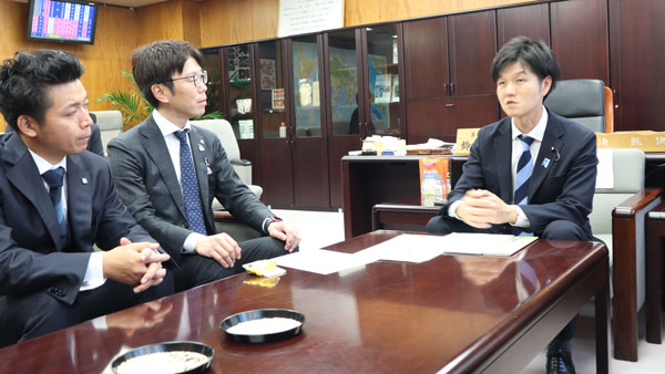鈴木副大臣（右）に現場の実態を訴える稲村会長