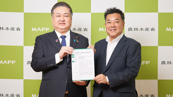 山本農林水産大臣政務官（左）から取組証明書を授与された代表取締役の吉田基晴氏