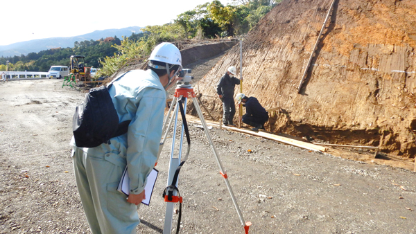 農道工事の現場での施工状況の確認