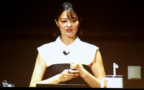 基調講演する俳優でＡＧＲＩＫＯ代表取締役の小林涼子さん