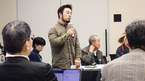 米の適正価格について問題提起する鳥取県の農事組合法人代表・鎌谷一也さん（右から、広島の西原美和さん、宮地候子さん、1人おいて静岡の藤松泰通さん）