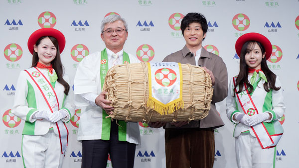 折原会長（中央左）から田中さん（同右）へ「雪若丸」の米俵を贈呈