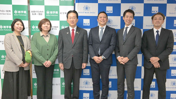 写真左から、岩手県一戸町農家 滝野理香子氏、岩手県一戸町農家 坂松 百合子氏、岩手県達増知事、フィリップ モリス ジャパン副社長 小林献一氏、RCF代表理事 藤沢烈氏、グリーンズタカムラ代表取締役　髙村豊氏（4日、岩手県庁）