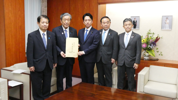 小泉進次郎農相（中央）森山裕自民党食料安全保障強化本部長（左隣）、坂本哲志同本部副本部長、左は宮下一郎同本部本部長代理、右は上月良祐同本部事務局長