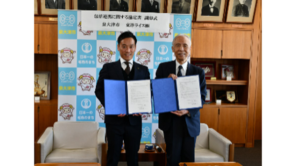 連携協定を締結した泉大津市の南出賢一市長（左）と小松市の宮橋勝栄市長