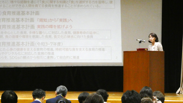 基調講演を行う武見ゆかり教授