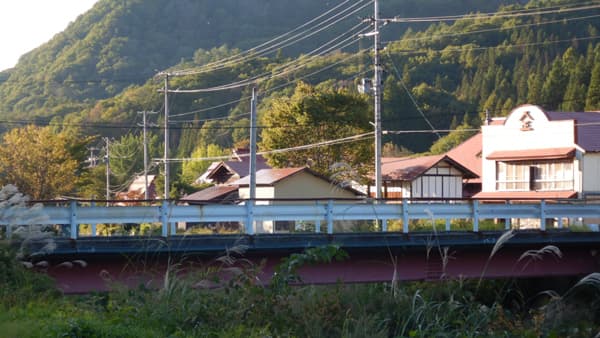 人を呼び込むからむし織とカスミソウ　自然に誘われて若者転入　福島県昭和村レポート（１）