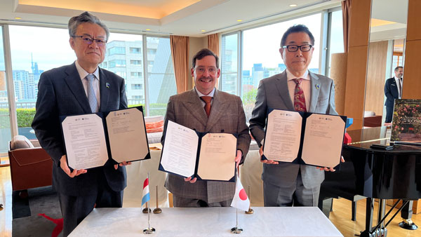 駐日ルクセンブルク大公国大使館で行われた調印式