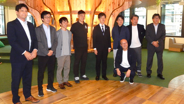 鈴木副大臣を囲んでスタートアップ企業の代表者