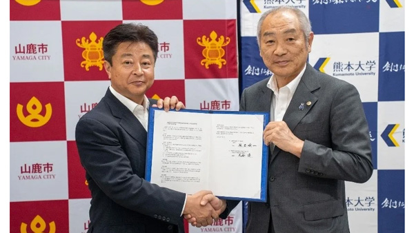 山鹿市役所で行われた調印式にて （左：山鹿市　早田 順一市長、右：熊本創生推進機構　大谷順機構長）