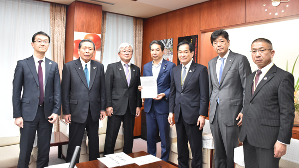 江藤農相と山野会長（中央）。写真左から北林農林中金理事長、青江ＪＡ共済連会長、折原ＪＡ全農会長。右から藤間全中常務、金井農政連副会長。
