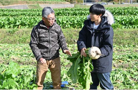 市内の生産現場を視察する緒方さん（右）