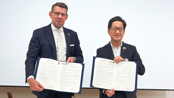 覚書を改訂したウエストラントのバウケ・アーレンズ市長（左）と高知県の濵田知事