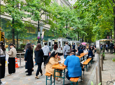 農と食の有名レストランや人気店のキッチンカーが並ぶ丸の内会場