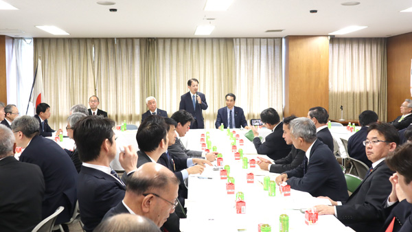 自民党本部の会合であいさつする宮下農相