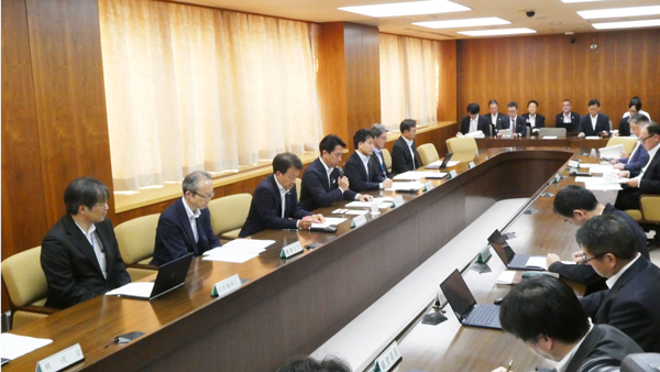 渇水・高温対策本部で指示を出す小泉農相（左から4人目）