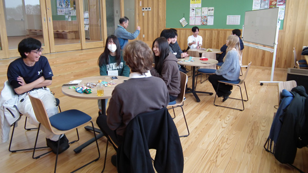 英語力強化のため、山形県国際交流員との「English Table」を定期開催