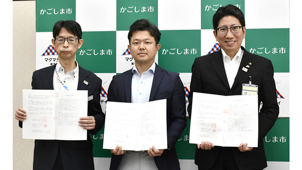 鹿児島市と立地協定を結んだカゴシマパッカーズの木村代表（中央）と鹿児島市の下鶴隆央市長（右）